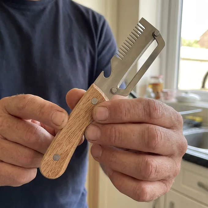 Een man houdt PeelPro met twee handen vast aan het houten handvat